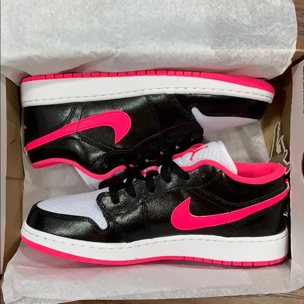NIKE AIR JORDAN 1 LOW (GS) Black/Hyper Pink-White - Picture 10 of 16